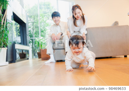看著寶寶成長的父母和會爬的孩子 98469633