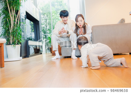 看著寶寶成長的父母和會爬的孩子 看著寶寶成長的父母和會爬的孩子 98469638