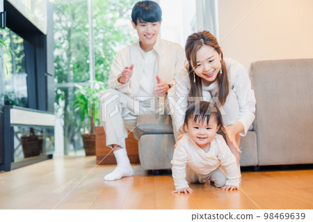 看著寶寶成長的父母和會爬的孩子 看著寶寶成長的父母和會爬的孩子 98469639