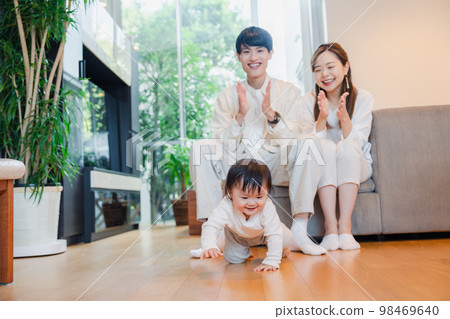 Parents who watch the growth of babies and children who crawl Parents who watch the growth of babies and children who crawl 98469640