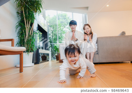 看著寶寶成長的父母和會爬的孩子 98469643