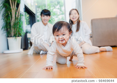看著寶寶成長的父母和會爬的孩子 98469644