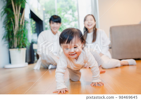 看著寶寶成長的父母和會爬的孩子 看著寶寶成長的父母和會爬的孩子 98469645