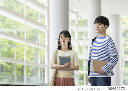 Image of college students: Young men and women with smiles 98469675