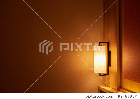 臥室裡的床燈 98469917