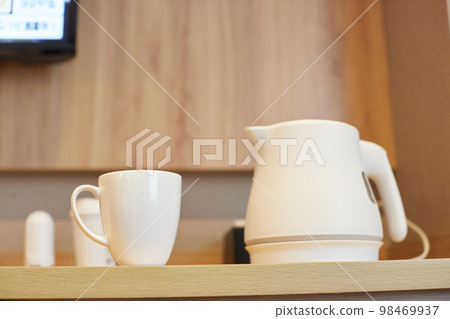 酒店房間電熱水壺和杯子的狀態 98469937
