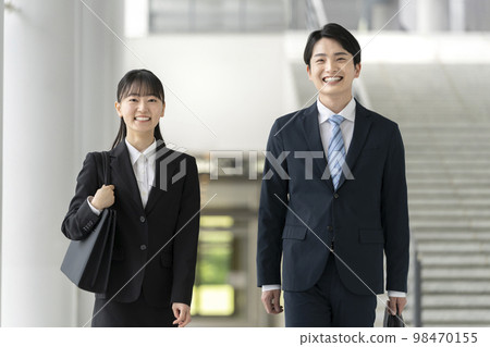 Young men and women smiling at the camera Image of job-hunting students and new members of society 98470155