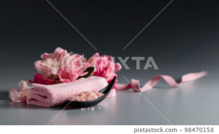 Spa composition with pink Himalayan salt. 98470158