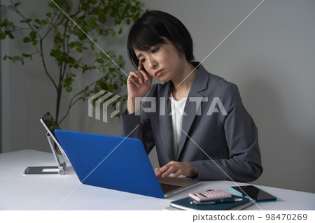 加班累的女商人 加班累的女商人 98470269