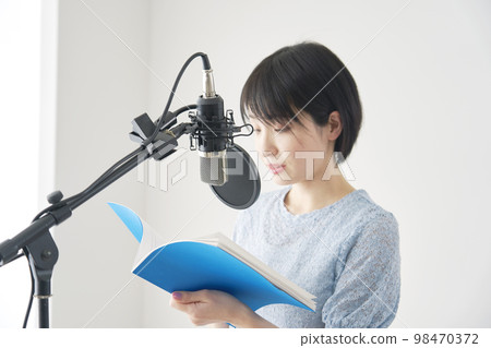 Voice actor woman who dubs Voice actor woman who dubs 98470372
