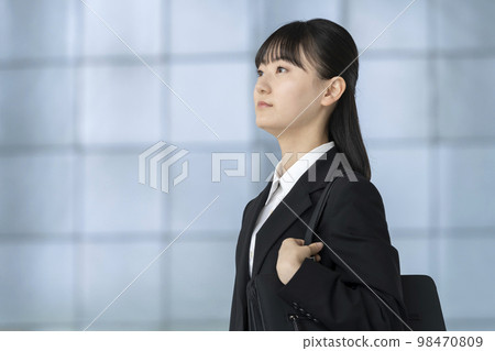A young woman in a suit Job-hunting student/new employee image 98470809
