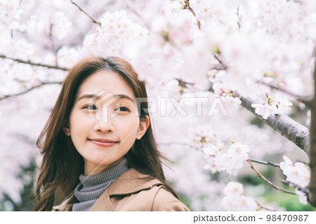 櫻花和一個年輕女子 98470987