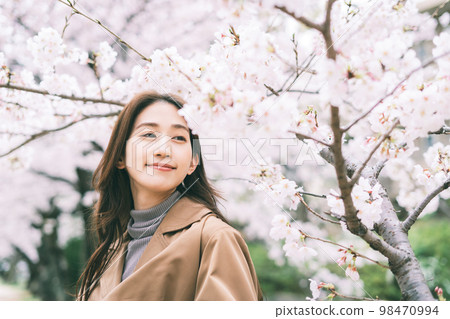 Cherry blossoms and a young woman 98470994