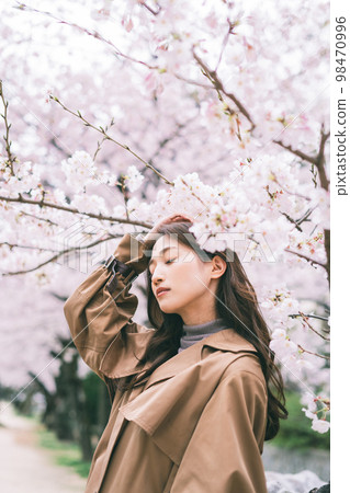 櫻花和一個年輕女子 98470996