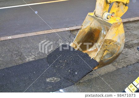 Bucket for excavating asphalt ground Bucket for excavating asphalt ground 98471073