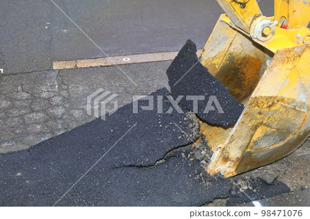 Bucket for excavating asphalt ground 98471076