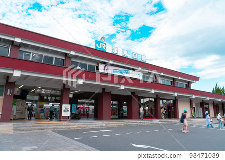 廣島縣廿日市市秋日清晨的 JR 宮島口站車站大樓 廣島縣廿日市市秋日清晨的 JR 宮島口站車站大樓 98471089