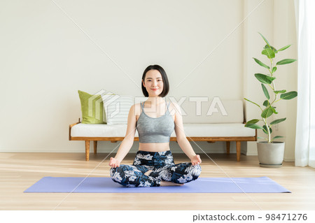 年輕人在客廳做瑜伽 98471276