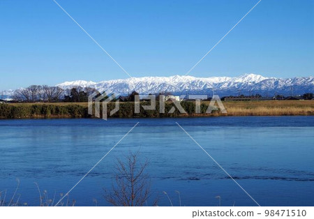 Yoshihisa, Nishi Ward, Niigata City, Iide mountain range from the banks of the Shinano River 98471510
