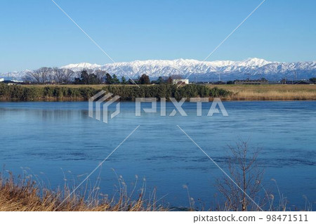 Yoshihisa, Nishi Ward, Niigata City, Iide mountain range from the banks of the Shinano River 98471511