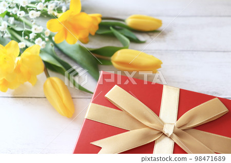 Spring bouquet and present 98471689