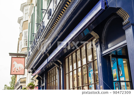 倫敦郊外的牛津街頭，古建筑紫色入口處書店的櫥窗 98472309