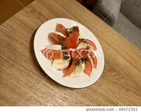 Capelzee of tomato and cheese 98472501