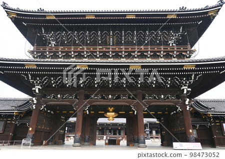 Huge Miedo Gate of Higashi Honganji Temple in Kyoto City 98473052