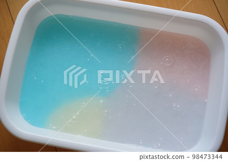 手工製作的彩色夢川粘液 98473344