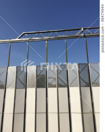 城市發展過程中的臨時圍籬與天空景觀 城市發展過程中的臨時圍籬與天空景觀 98474944