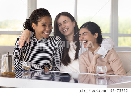 Group of cheerful pretty girls enjoying meeting in cafe 98475712