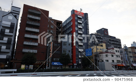 廉價旅館林立的大阪市西成區風景 98475968