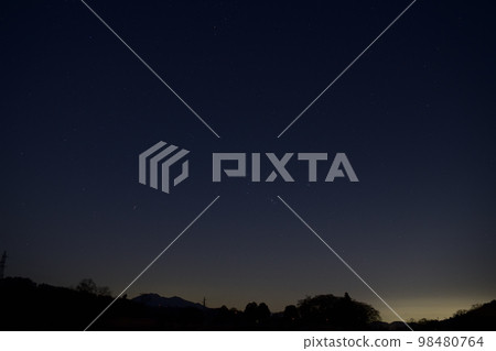 北斗市白州町，華燈初上之際，黃昏時東方的天空開始閃爍繁星 98480764