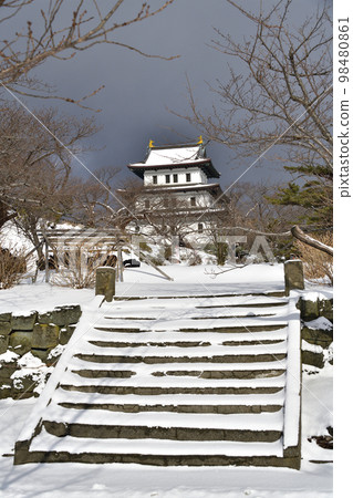 冬季拍攝北海道松前町松前城跡公園和福山城天守閣的景色 98480861