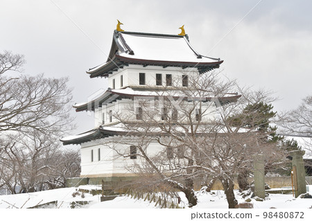 冬季拍攝北海道松前町松前城跡公園和福山城天守閣的景色 98480872