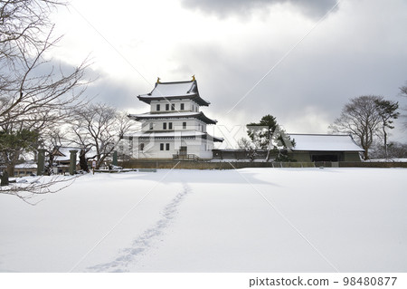 Photographing the scenery of Matsumae Castle Ruins Park and the castle tower of Fukuyama Castle in Matsumae Town, Hokkaido in winter 98480877