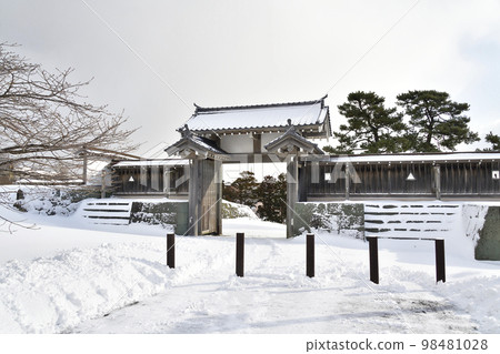 冬季在北海道松前町松前城跡公園拍攝福山城空手門的景色 98481028