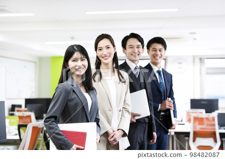 商務辦公合影看鏡頭 4 男女微笑 98482087