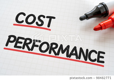 寫著COST PERFORMANCE的筆記本和記號筆 寫著COST PERFORMANCE的筆記本和記號筆 98482771