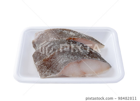 食物托盤中的銀鱈魚片 [白色背景/剪報] 98482811