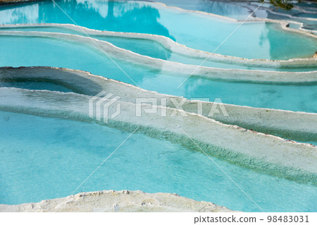 Natural travertine pools and terraces in Pamukkale 98483031
