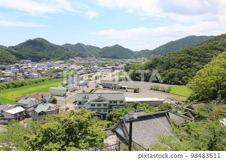 Cityscape/Small town surrounded by mountains 98483611