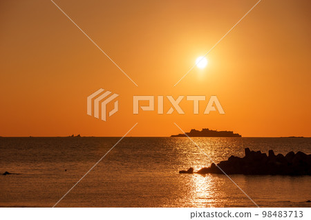 黃昏的軍艦島,長崎的世界遺產 黃昏的軍艦島,長崎的世界遺產 98483713