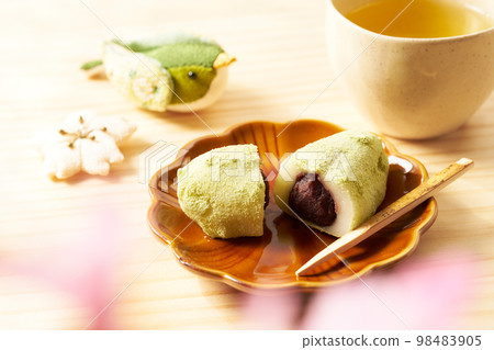 Uguisu rice cake with a wood grain background 98483905