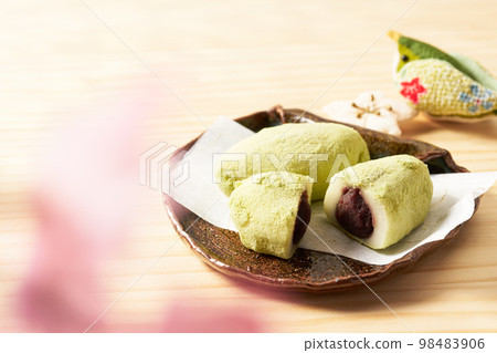 Uguisu rice cake with a wood grain background 98483906