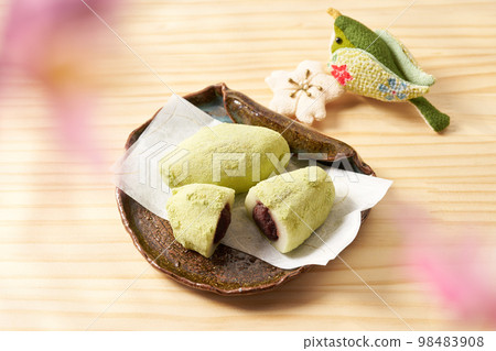 Uguisu rice cake with a wood grain background 98483908