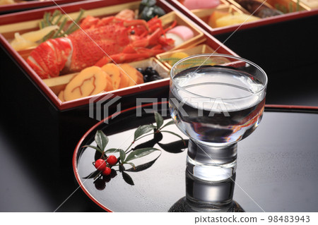 新年菜餚和清酒 新年菜餚和清酒 98483943