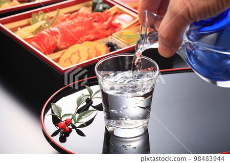 新年菜餚和清酒 新年菜餚和清酒 98483944