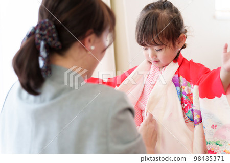 A girl wearing a Shichigosan kimono 98485371
