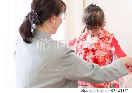 穿著七五山和服的少女 98485383